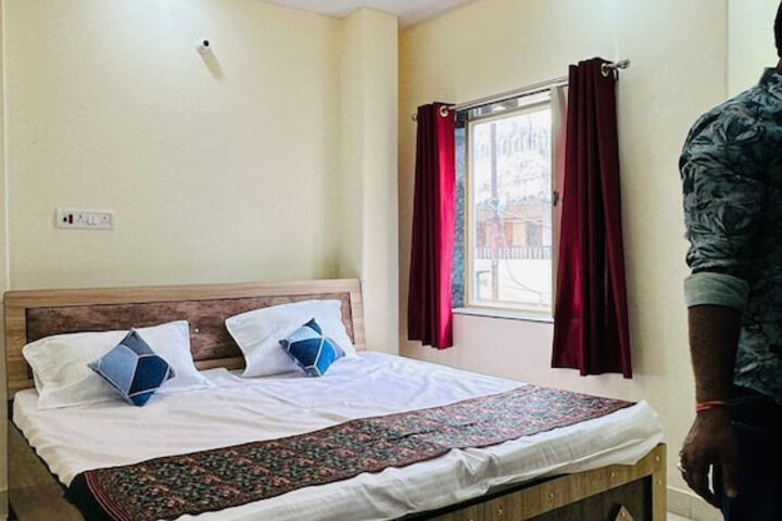 Room 4 of 9