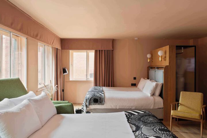 Room 17 of 102