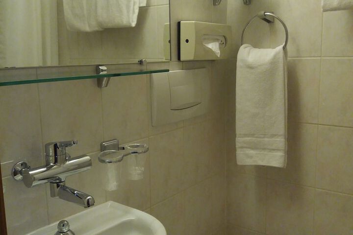 Room 14 of 33