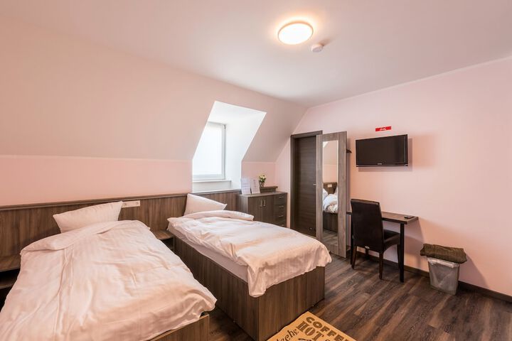 Room 10 of 38