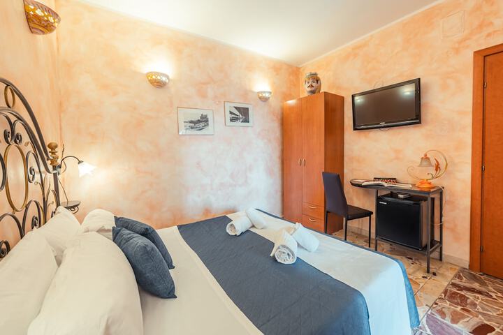 Room 28 of 76