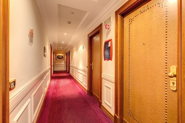 Ballroom/Hall 61 of 76