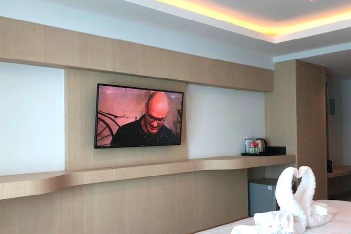 Room 9 of 38