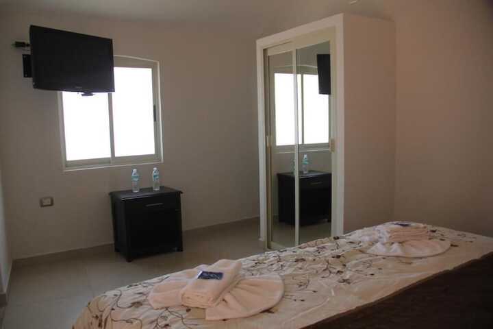 Room 16 of 38