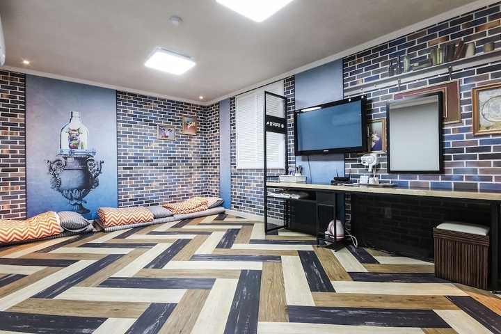 Room 2 of 7