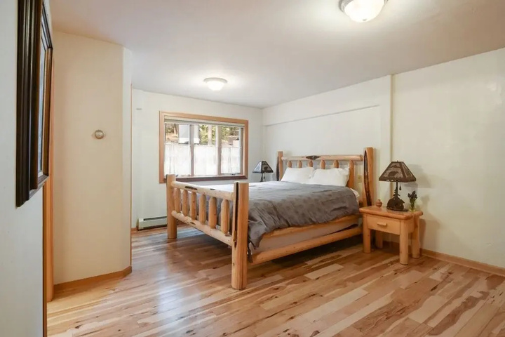Photo of Lazy Bear Lodge - Hot Tub 5 Bedroom Home by Redawning