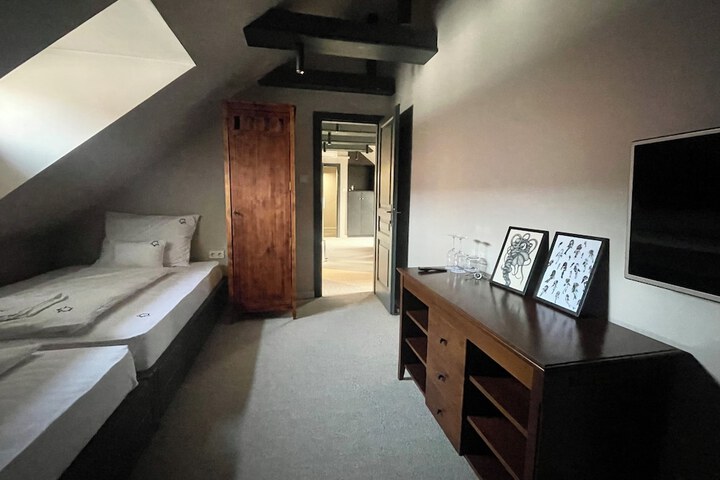 Room 15 of 103