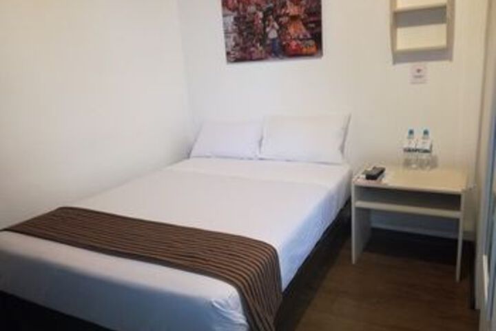 Room 11 of 18