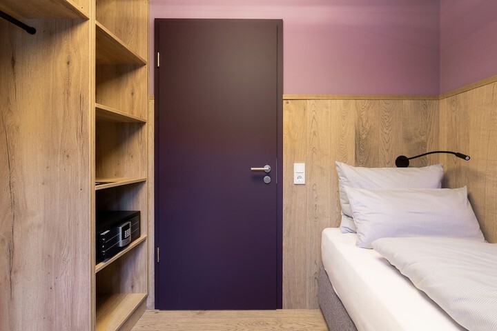 Room 16 of 76
