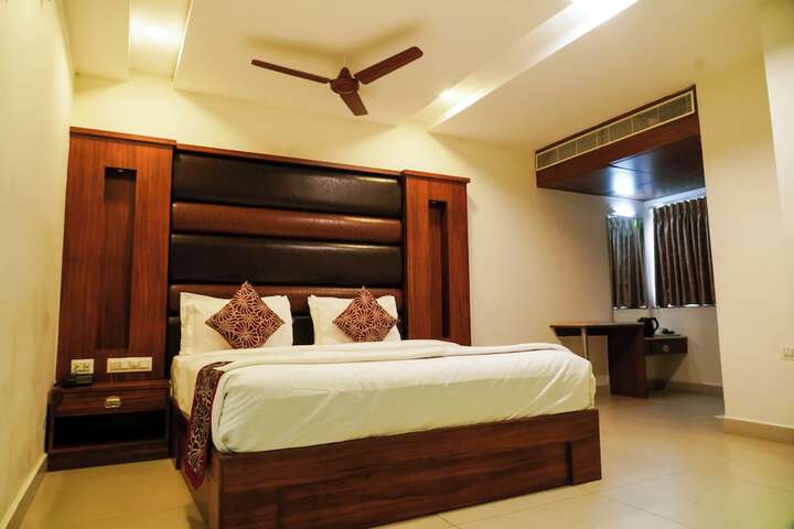 Room 4 of 9