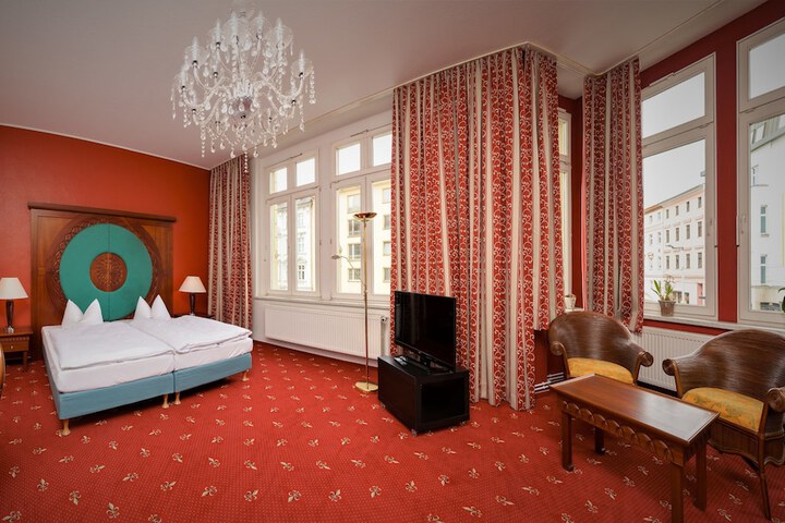 Room 4 of 42