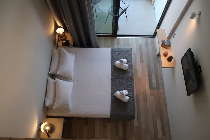 Room 3 of 20
