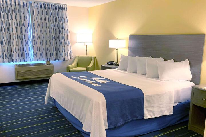 1 Queen Bed (4 of 19)
