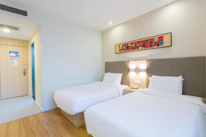 Room 10 of 34