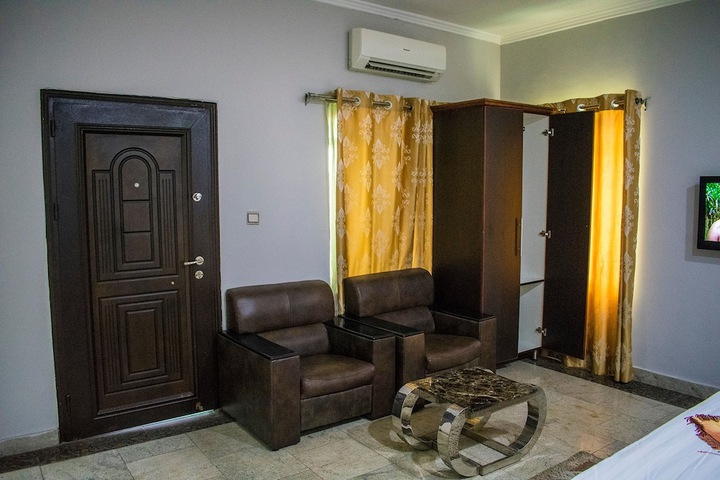 Room 16 of 32