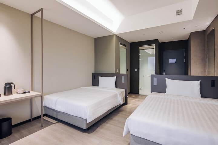 Room 6 of 24