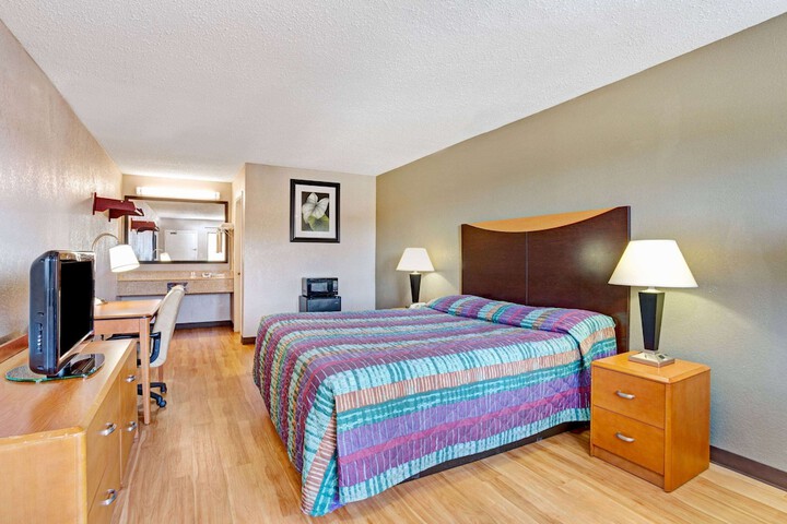 1 King Bed (6 of 11)