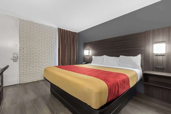 1 King Bed (8 of 15)