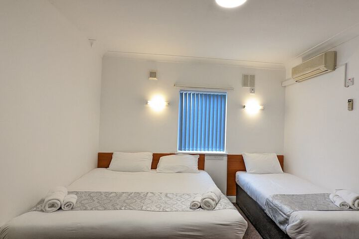 Room 6 of 9