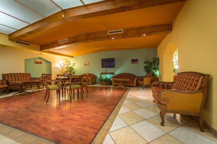 Lounge 12 of 23