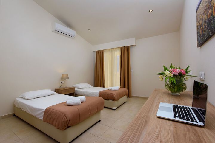 Room 4 of 65