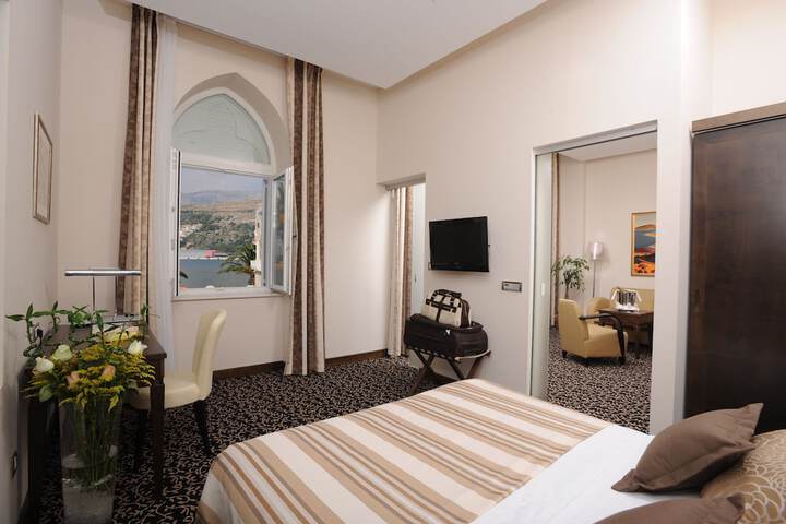 Room 6 of 152