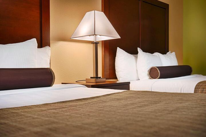 2 Queen Beds 42 Inch LCD Television WiFi, Microwave and Refrigerator, Coffee Maker Iron and Ironing Board Full Breakfast (9 of 11)