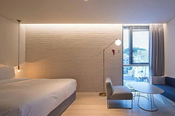 Room 8 of 11