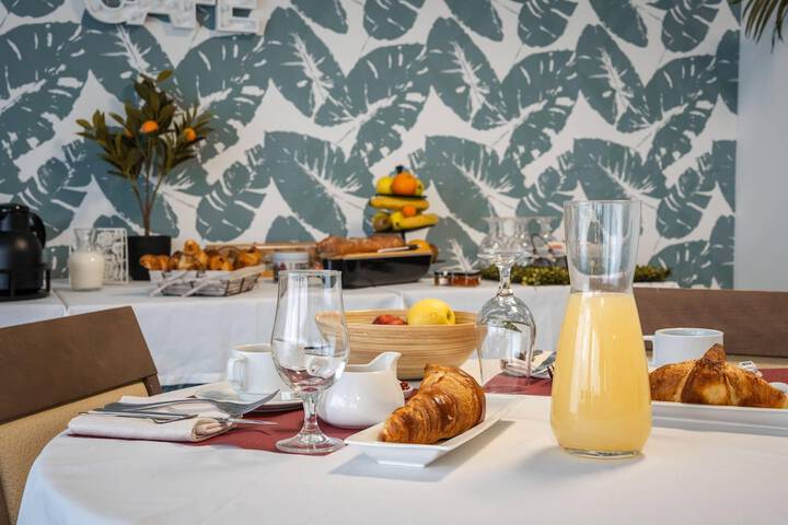 Breakfast/Coffee Service 22 of 27