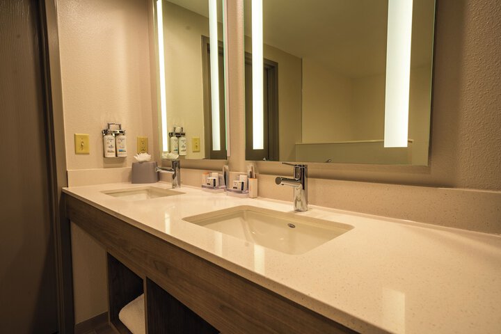 2 Queen Beds Suite (2 of 13)