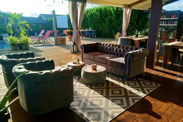 Lounge 34 of 64