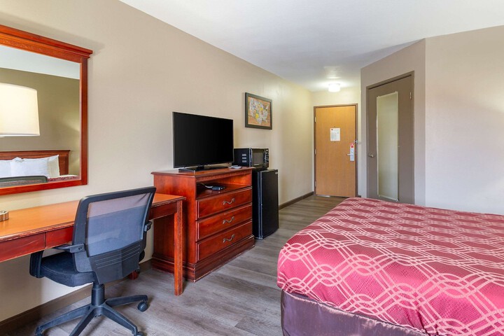 1 Queen Bed (1 of 12)