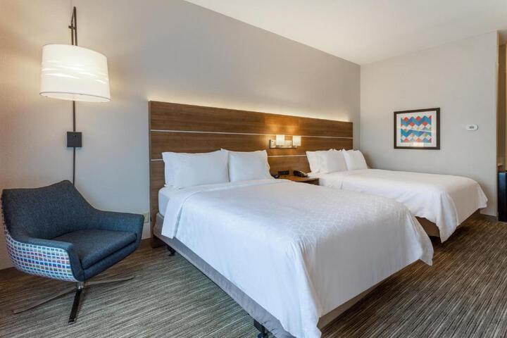 2 Queen Beds (6 of 11)