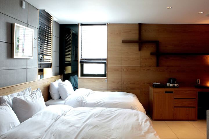 Room 33 of 84