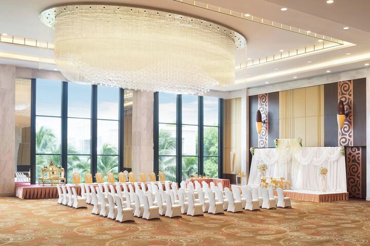 Ballroom/Hall 125 of 170