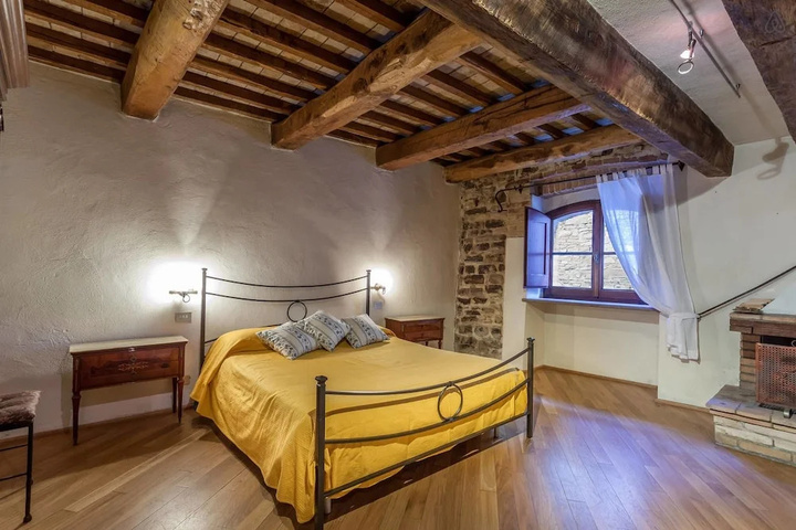 Room 4 of 11