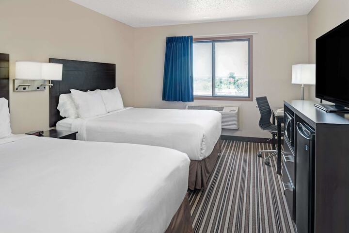 1 Queen Bed (2 of 10)