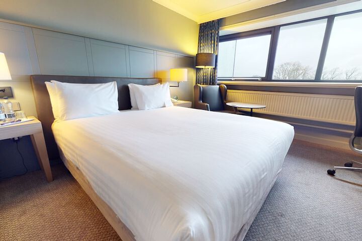 Room 3 of 76