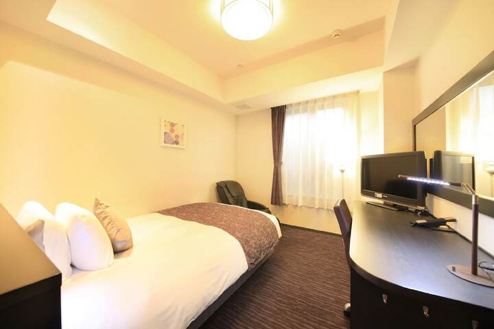 Room 9 of 42