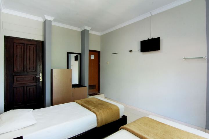Room 7 of 33