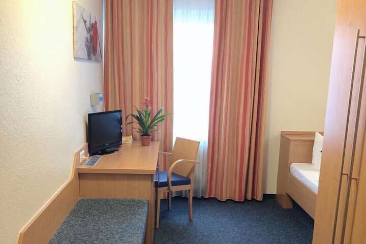 Room 2 of 44