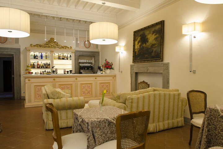Lounge 46 of 48