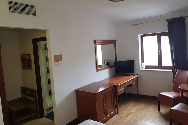 Room 4 of 8