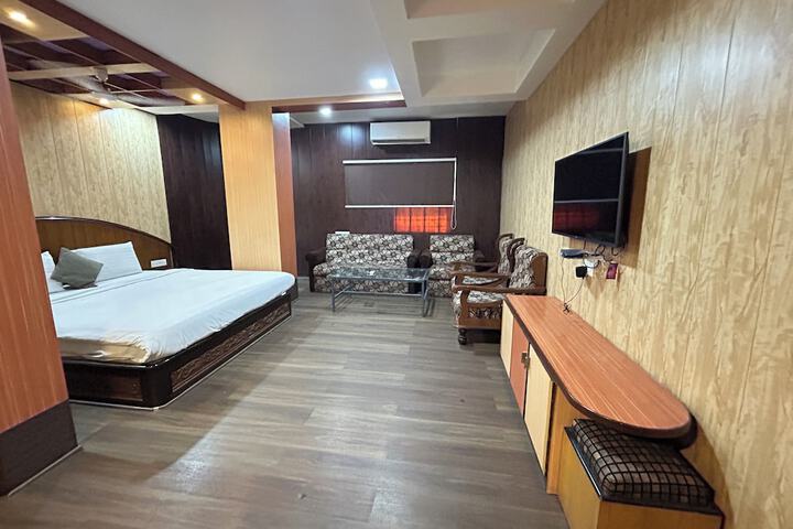 Room 6 of 16
