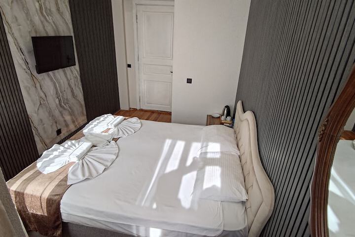 Room 25 of 104