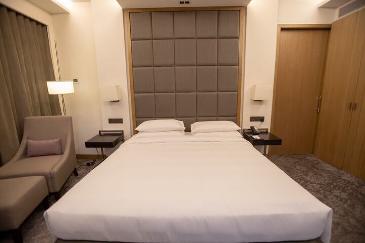 Room 10 of 94