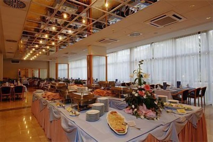 Dining 21 of 34