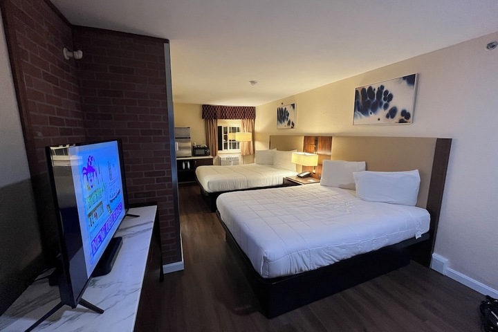 2 Double Beds (13 of 15)