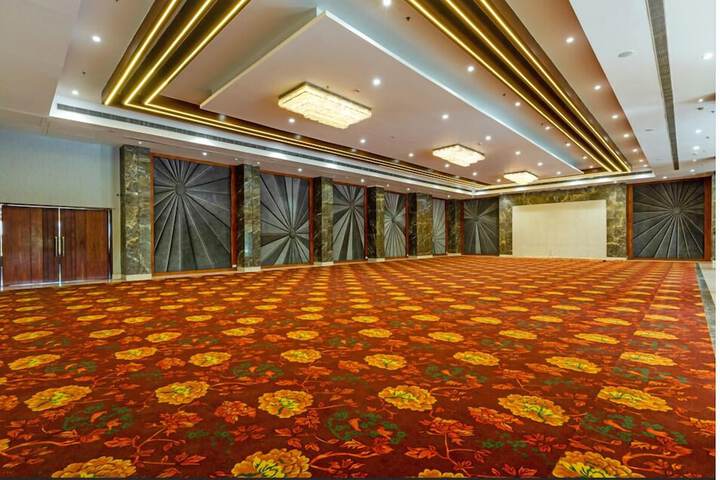 Ballroom/Hall 12 of 15