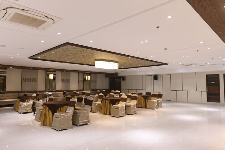 Ballroom/Hall 66 of 72